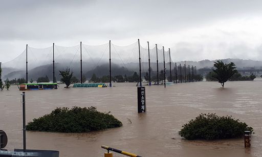 지난 8일 오후 경남 합천군 신소양 체육공원 야구장이 집중호우로 물에 잠겨 있다. 합천군 제공
