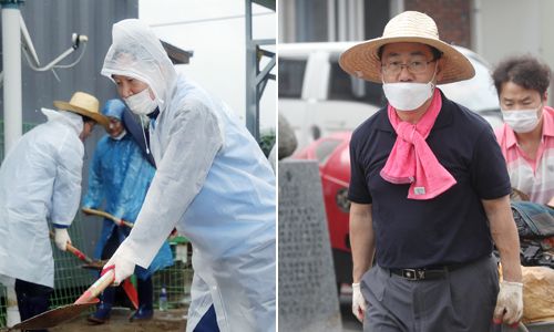 11일 더불어민주당 이낙연 의원과 미래통합당 주호영 원내대표가 각각 충북 음성군과 전남 구례군 수해 현장을 찾아 복구 봉사 활동을 하고 있다. 뉴시스·연합뉴스