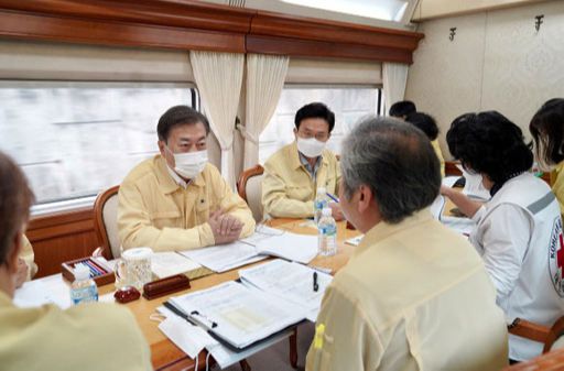 호우피해 현장 방문에 나선 문재인 대통령이 12일 경남 하동군 화개장터에서 자원봉사자 등과 애로사항 등을 듣고 있다. 하동=청와대사진기자단