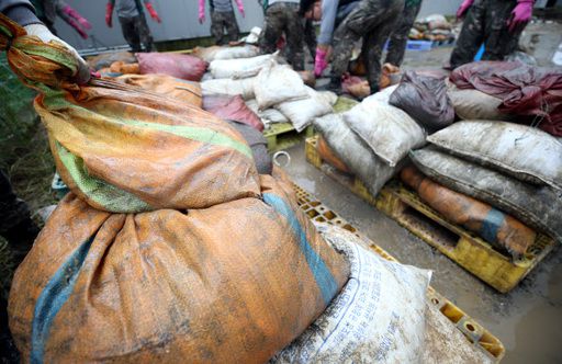 마을이 침수됐던 전북 남원시 금지면 하도마을에 있는 한 장어 양만장에서 12일 오후 국군 장병들이 폐사한 장어 처리를 돕고 있다. 연합뉴스