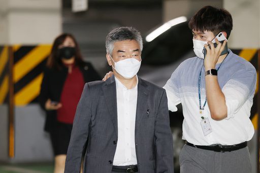 박원순 전 서울시장의 비서실장을 지낸 김주명 서울시평생교육진흥원장이 13일 서울지방경찰청에 박 전 시장의 성추행 방조 혐의 관련 조사를 받기 위해 출석하고 있다. 연합뉴스