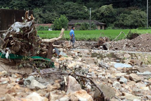 원래는 논이었던 자리 지난 11일 오전 광주 광산구 임곡동 오룡마을 한 농경지가 최근 산사태로 인해 자갈밭으로 변해 있다. 연합뉴스