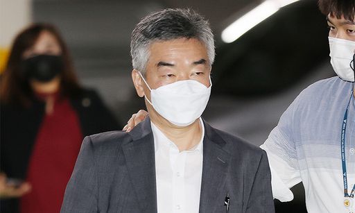 고(故) 박원순 전 서울시장의 비서실장을 지낸 김주명 서울시평생교육진흥원장이 13일 서울지방경찰청에서 박 전 시장의 성추행 방조 혐의 관련 조사를 받기 위해 출석하고 있다. 연합뉴스