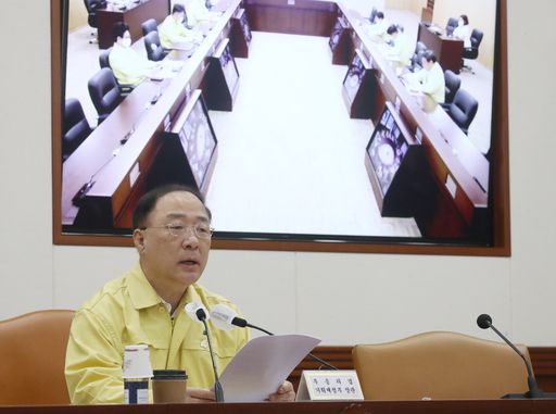 홍남기 경제부총리 겸 기획재정부 장관이 13일 오전 서울 종로구 정부서울청사에서 서울-세종 화상으로 열린 제13차 비상경제 중앙대책본부 회의에 참석해 발언하고 있다. 뉴시스