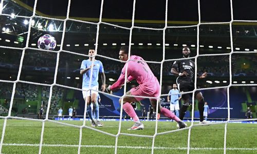 리옹 공격수 무사 뎀벨레(오른쪽)가 16일 포르투갈 리스본 이스타디우 조제 알발라드에서 열린 2019∼2020 UCL 8강전에서 맨체스터시티를 상대로 승리를 굳히는 쐐기골을 만들어내고 있다. 리스본=AP연합뉴스