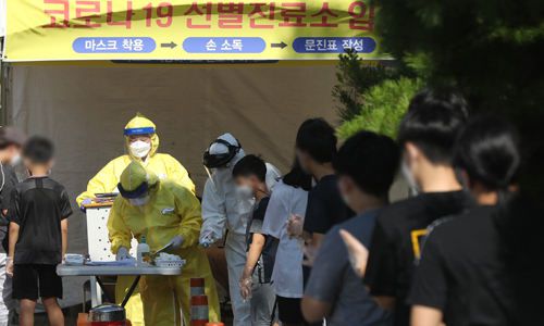 지난 13일 울산시 북구보건소 선별진료소에서 청소년들이 신종 코로나바이러스 감염증(코로나19) 검사를 받기 위해 줄을 서서 기다리고 있다. 연합뉴스