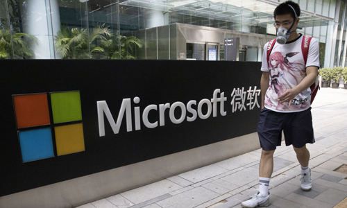 방독면을 쓴 한 중국 남성이 지난 7일(현지시간) 미국 기업 마이크로소프트(MS)의 베이징 사무실 앞을 지나고 있다. 중국 기업이 개발한 앱 ‘틱톡’ 인수전에 트위터까지 가세한 가운데 먼저 시작한 MS와의 인수협상 결과에 관심이 쏠리고 있다. 베이징=AP연합뉴스