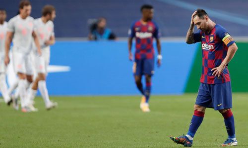 바르셀로나 리오넬 메시가 지난 15일 포르투갈 리스본에서 열린 바이에른 뮌헨과의 2019~2020 UCL 8강전에서 2-8로 대패한 뒤 실망한 표정으로 그라운드를 빠져나오고 있다. 리스본=AFP연합뉴스