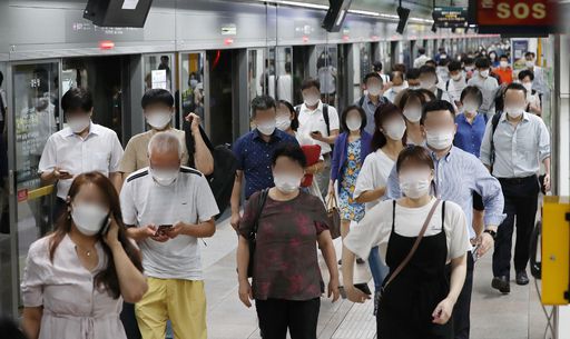 수도권을 중심으로 코로나19가 급속히 확산하고 있는 18일 오전 서울 지하철 5호선 광화문역에서 시민들이 마스크를 쓴 채 발걸음을 옮기고 있다. 뉴스1