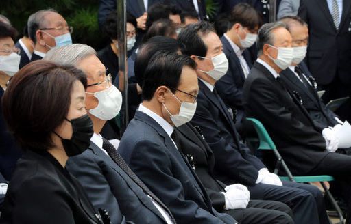 김대중 전 대통령 서거 11주기 추도식이 18일 국립서울현충원 김 전 대통령 묘역에서 열렸다. 추도식에 참석한 정당 대표와 국회의장, 국무총리와 국무위원들이 자리에 앉아 있다. 국회사진취재단