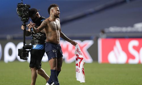 무심코 유니폼 교환했다가… PSG 공격수 네이마르(오른쪽)가 19일 열린 라이프치히와의 2019~2020 UCL 준결승을 마친 뒤 상대선수와 유니폼을 교환해 그라운드를 빠져나오고 있다.   리스본=AP연합뉴스