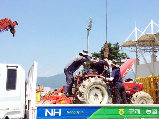 농협경제지주는 집중호우로 침수된 지역의 농기계를 대상으로 긴급수리를 실시하고, 특별재난지역으로 선포된 지역의 농기계에 대해서는 엔진오일 무상교체를 진행한다. 18일 전남 구례군에서 농협 농기계 정비요원들이 농기계를 수리하고 있다. 농협 제공
