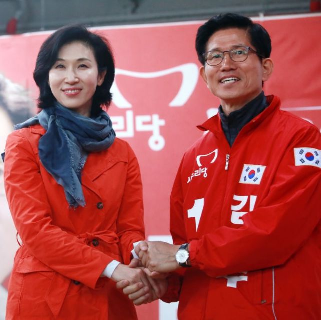 2016년 4월 대구 수성구 범어네거리 소재서 김문수 새누리당 후보(대구 수성갑·오른쪽)의 선거 사무소에서 노소영 아트센터 나비 관장이 김 후보와 손을 맞잡고 지지를 호소하고 있다. 대구=연합뉴스