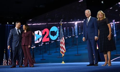 미국 델라웨어주 윌밍턴 체이스 센터에서 열린 민주당 전당대회에서 19일(현지시간) 카멀라 해리스 부통령 후보와 남편 더글러스 변호사(왼쪽), 조 바이든 대통령 후보와 부인 질 바이든 여사(오른쪽)가 신종 코로나바이러스 감염증(코로나19) 예방을 위한 거리두기를 하며 한 무대에 서 있다. 윌밍턴=AFP연합뉴스