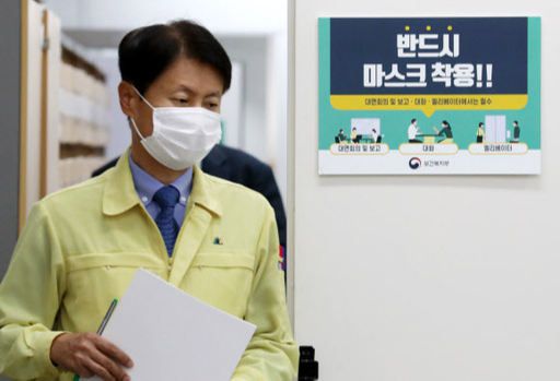 김강립 중앙재난안전대책본부 제1총괄조정관(보건복지부 차관)이 21일 세종시 정부세종청사에서 코로나19 대응 정례 브리핑을 하기 위해 이동하고 있다. 연합뉴스