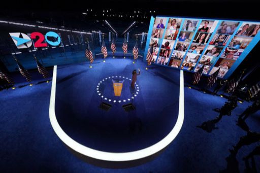 미국 민주당 전당대회 셋째 날인 19일(현지시간) 델라웨어주 윌밍턴의 체이스 센터에서 카멀라 해리스 상원의원이 부통령 후보 수락 연설을 마친 뒤 화상으로 참여한 지지자들에게 손을 흔들고 있다. 전당대회는 신종 코로나바이러스 감염증(코로나19) 확산 위험 탓에 화상으로 진행되고 있다. 윌밍턴 AP=연합뉴스