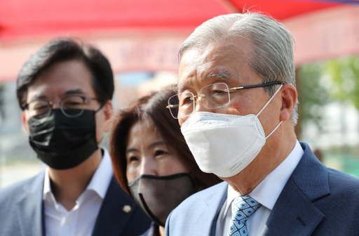 김종인 미래통합당 비상대책위원장이 21일 오후 충북 청주시 질병관리본부 방문을 마친 뒤 본부 앞 네거리에서 취재진의 질문에 답변하고 있다. 연합뉴스