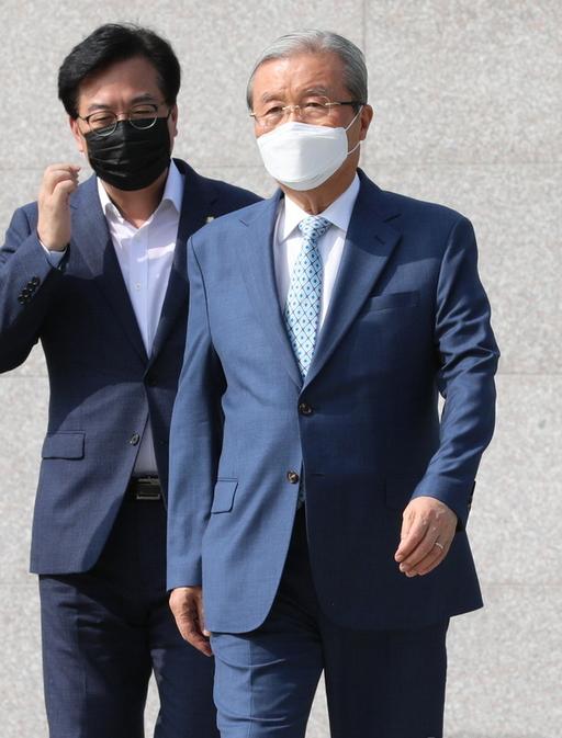 김종인 미래통합당 비상대책위원장이 21일 오후 충북 청주 질병관리본부를 방문, 정은경 본부장과 만난 뒤 차량으로 이동하고 있다. 청주=뉴시스