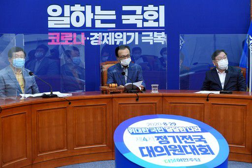 더불어민주당 이해찬 대표(가운데)가 21일 서울 여의도 국회에서 열린 최고위원회의에서 모두발언을 하고 있다. 뉴스1