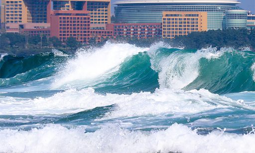 제8호 태풍 '바비(BAVI)'가 우리나라를 향해 북상 중인 24일 오후 제주 서귀포시 예래동 앞바다에 높은 파도가 몰아치고 있다. 뉴시스
