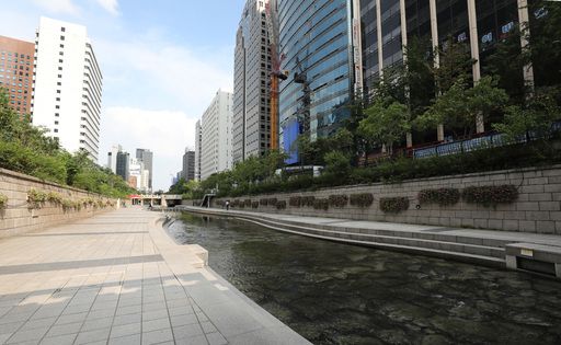 24일 오후 서울 청계천이 신종 코로나 바이러스 감염증(코로나19) 여파로 한산한 모습이다. 뉴스1