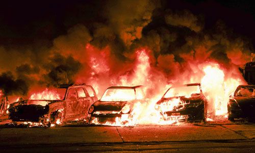 시위대 폭동·방화 흑인 남성 제이콥 블레이크가 세 아들이 보는 앞에서 경찰 총에 맞고 중태에 빠진 사건이 일어난 미국 위스콘신주 커노샤에서 24일(현지시간) 차량 여러 대가 불에 타고 있다. 이번 사건을 규탄하는 시위 참가자 일부가 폭동, 방화를 일으키면서 당국은 통행금지령을 내리고 주방위군을 투입했다. 커노샤=EPA연합뉴스