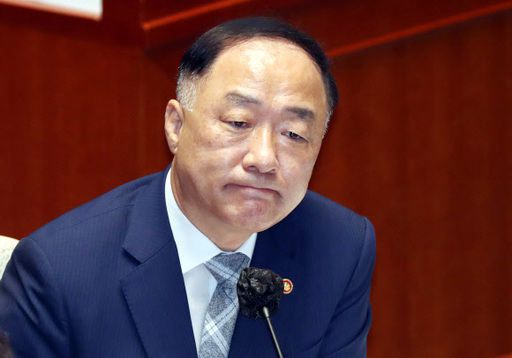 홍남기 경제부총리 겸 기획재정부 장관이 24일 서울 여의도 국회에서 열린 예산결산특별위원회 전체회의에 참석해 의원 질의를 듣고 있다. 뉴시스