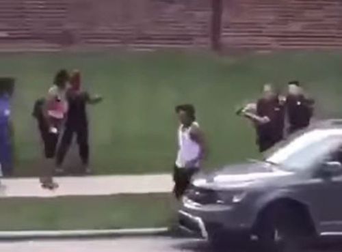 로이터 통신은 23일(현지시간) 오후 5시께 위스콘신주 커노샤에서 경찰의 총격을 받은 흑인 남성 제이콥 블레이크가 병원으로 긴급 이송됐다고 보도했다. 사진은 차량으로 향하는 흑인 남성 제이콥 블레이크와 총을 겨누고 뒤쫓는 경찰 2명. 트위터 영상 캡처