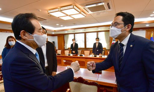 정세균 국무총리가 24일 서울 종로구 정부서울청사에서 최대집 대한의사협회장과 만나 주먹을 맞대고 있다. 뉴스1