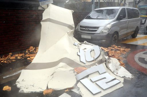 26일 제8호 태풍 '바비'의 영향권에 들어간 제주에서 강풍 피해가 이어지고 있다. 이날 오후 제주시 이도 2동 아파트에서 외벽이 떨어져 승합차 한 대가 파손되는 피해가 발생했다. 뉴스1