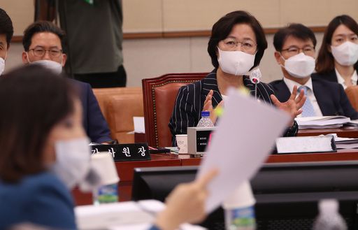 25일 서울 여의도 국회에서 열린 법제사법위원회 전체회의에서 추미애 법무부 장관이 미래통합당 전주혜 의원의 질의에 답하고 있는 모습. 뉴스1