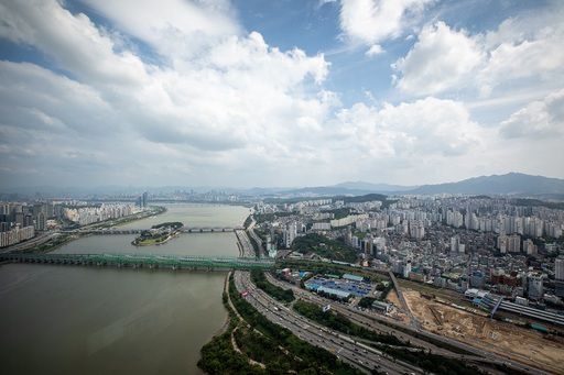 제8호 태풍 ‘바비’가 북상 중인 26일 서울 여의도 63아트에서 바라본 서울 도심 위로 아직은 파란 하늘이 펼쳐져 있다. 뉴스1
