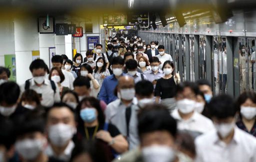 26일 오전 서울 종로구 광화문역에서 출근길 시민들이 마스크를 착용하고 지하철을 이용하고 있다. 뉴시스