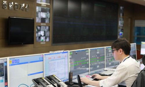 공항철도 종합관제실에서 담당직원이 열차 운행과 날씨 정보를 실시간으로 확인하고 있다. 공항철도 제공