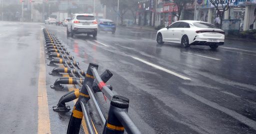 26일 제8호 태풍 ‘바비’의 영향권에 들어간 제주에서 강풍 피해가 이어지고 있다. 이날 오후 제주시시청 앞 광양사거리 인근 도로의 중앙분리대가 강풍을 견디지 못하고 쓰러졌다. 제주=뉴스1