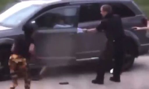 미국 위스콘신주 커노샤에서 23일(현지시간) 오후 5시께 경찰의 총격을 받은 흑인 남성 제이컵 블레이크가 병원으로 긴급 이송됐다고 로이터통신과 현지 지역매체가 보도했다. 사진은 경찰이 총을 쏜 후 한 여성이 다가와 팔짝팔짝 뛰고 있는 모습. 트위터 캡처