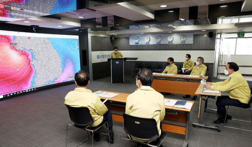 임준택 수협중앙회장(사진 우측)이 26일(수) 수협중앙회 어선안전조업본부에서 "태풍 대비 재난상황 대응 비상근무체제를 유지하며 어선 대피와 각종 시설물에 대한 안전관리에 만전을 기하라"고 지시했다. 수협 제공