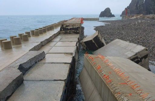 강풍을 동반한 제8호 태풍 ‘바비’가 26일 밤부터 27일 새벽 사이 할퀴고 간 전남 신안군 흑산면 가거도항 방파제가 처참하게 파손된 모습. 주민 제공·