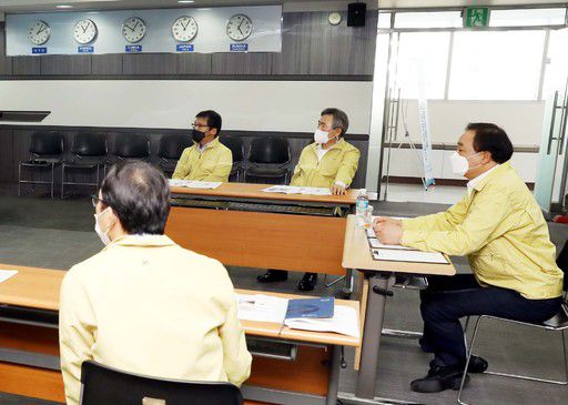 임준택 수협중앙회장(사진 우측)이 26일(수) 수협중앙회 어선안전조업본부에서 "태풍 대비 재난상황 대응 비상근무체제를 유지하며 어선 대피와 각종 시설물에 대한 안전관리에 만전을 기하라"고 지시했다