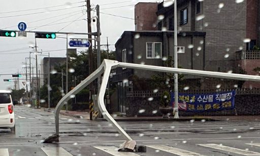 26일 태풍 '바비'가 몰고 온 강한 바람으로 인해 제주시 아라2동의 한 도로에 설치된 가로등이 꺾여 있다. 제주도 소방안전본부 제공