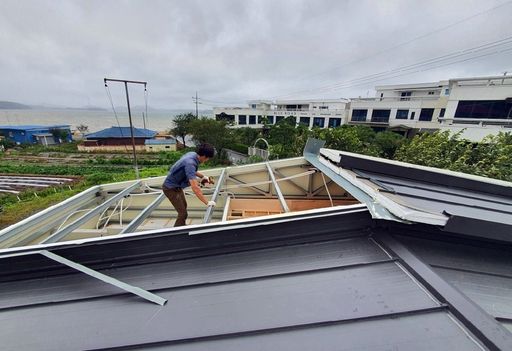 날아가버린 지붕 27일 충남 서산시 지곡면 중왕리에서 한 주민이 제8호 태풍 ‘바비’로 날아간 조립식건물 지붕을 살피고 있다. 서산=연합뉴스