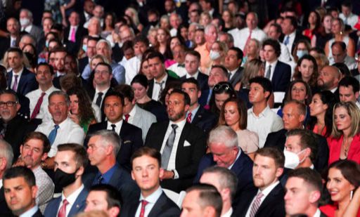 미국 공화당 전당대회 마지막 날인 27일(현지시간) 도널드 트럼프 대통령의 대선후보 수락연설 행사가 열린 워싱턴 백악관 사우스론(잔디밭)이 지지자들로 가득 차 있다. 이날 행사 참석자 대부분이 마스크를 착용하지 않은 채 사회적 거리두기가 지켜지지 않았다. 워싱턴 로이터=연합뉴스