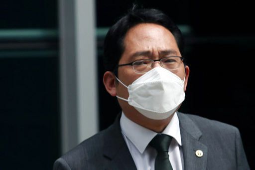 최대집 대한의사협회 회장이 28일 오전 서울지방경찰청 앞에서 보건복지부의 업무개시명령 위반 전공의에 대한 고발과 관련해 긴급 기자회견을 마친 뒤 이동하고 있다. 뉴스1