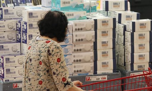 지난 26일 서울 시내 한 대형마트 마스크 판매대. 연합뉴스