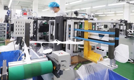 위 사진은 기사와 직접 관련이 없습니다. 사진은 경기도 용인시의 한 마스크제조업체에서 직원들이 분주하게 돌아가는 마스크 생산 기계를 살펴보고 있다. 연합뉴스