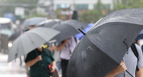 제8호 태풍 ‘바비’가 영향을 끼친 지난달 27일 오전 서울 광화문 출근길 풍경. 연합뉴스