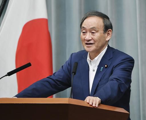 스가 요시히데 일본 관방장관이 1일 도쿄 총리관저에서 열린 기자회견에서 사실상 차기 총리를 결정할 자민당 총재 선거 출마 여부에 관한 질문을 받으며 미소를 짓고 있다. 도쿄=교도 연합뉴스