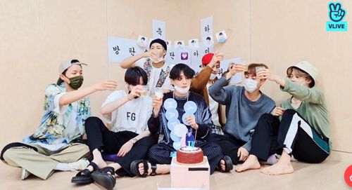 아미와 랜선파티 방탄소년단(BTS)이 1일 네이버 브이라이브에서 팬들과 함께 ‘빌보드 핫 100’ 1위 등극을 축하하는 랜선 파티를 하고 있다. 연합뉴스
