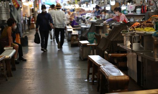 사회적 거리두기 2.5단계가 시행 중인 1일 오후 서울 종로구 광장시장이 전보다 한산한 모습을 보이고 있다. 연합뉴스