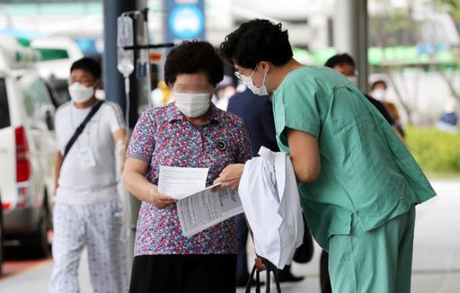 한 전공의가 1일 서울 종로구 서울대병원 본관 앞에서 정부가 추진하고 있는 의대 정원 확대, 공공의대 설립 반대 내용을 담은 유인물을 시민들에게 배포하고 있다. 뉴스1